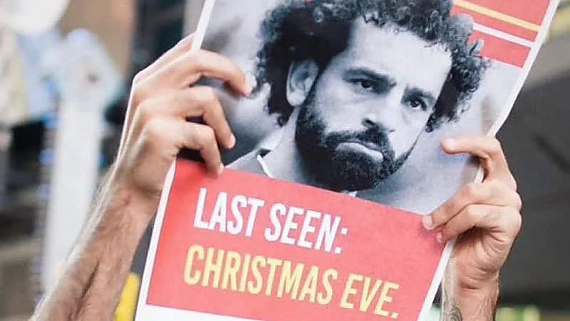 شاب يرفع لافتة في مسيرة لدعم فلسطين في ليفربول : محمد صلاح مفقود