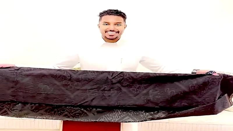 بالفيديو.. عضو الهلال يهدي "الدوسري" قطعة من كسوة الكعبة المشرفة
