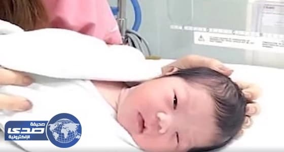 بالصور.. السكان يتسابقون لتبني رضيعة القمامة في الصين