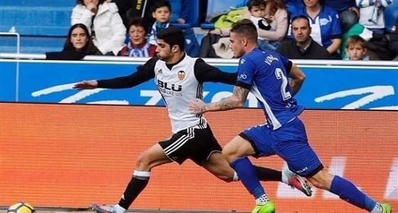 فالنسيا يهزم ألافيس ويطارد برشلونة على صدارة الدوري