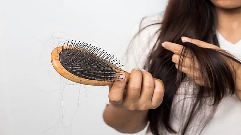 استشارية تكشف عن الزيت الوحيد الذي يعالج تساقط الشعر