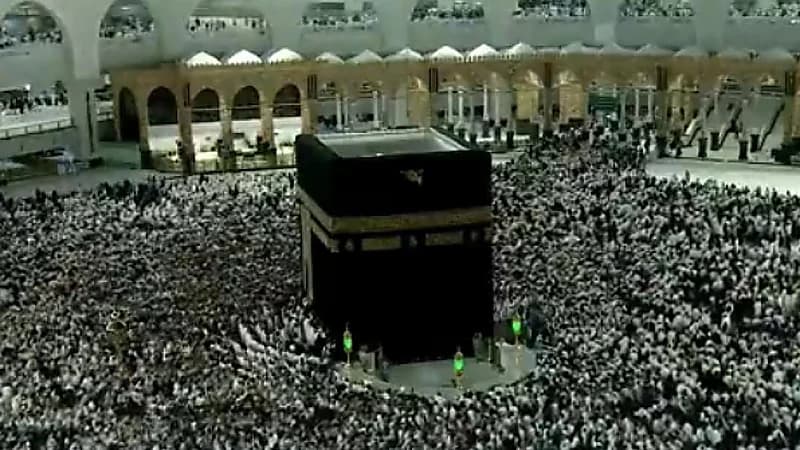 جموع غفيرة للطائفين والمعتمرين في الحرم المكي في اليوم الحادي عشر من رمضان (فيديو)