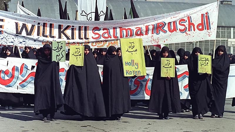 وسائل إعلام إيرانية تصف سلمان رشدي بـ"المرتد"