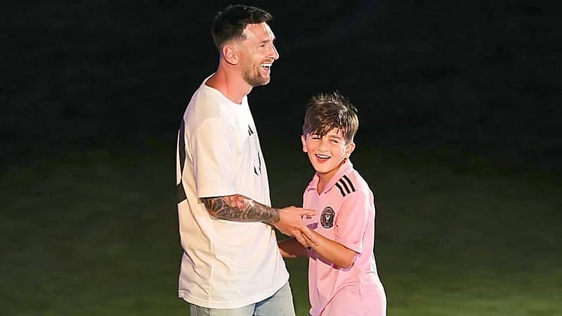 نجل ميسي يمرر الكرة بين قدميه خلال تحيته لجماهير إنتر ميامي.. فيديو