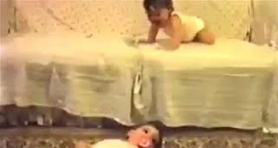 بالفيديو.. رد فعل صادم لطفل صغير سقط شقيقه أمامه