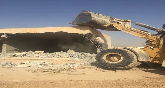 بالصور.. أمانة الرياض تزيل استراحتين مخالفتين بوادي السلي