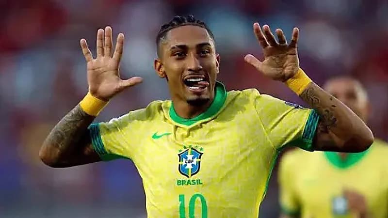 رافينيا يدافع عن منتخب البرازيل عقب تعادله مع أوروغواي ..فيديو