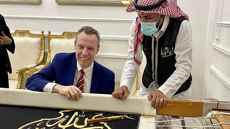 رسالة مؤثرة من القنصل البريطاني بجدة بعد انتهاء عمله