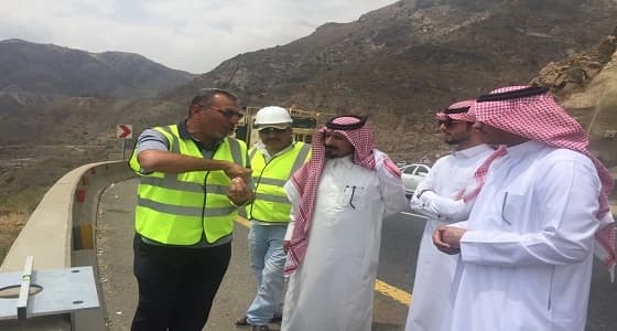 بالصور.. طرق عسير تعمل على إنارة عقبة ضلع