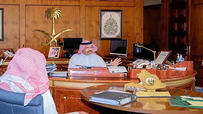 بالصور.. أمير عسير يستقبل مواطن تنازل عن قاتل ابنه لوجه الله