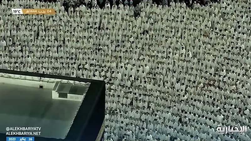 لقطات روحانية لجموع المصلين أثناء تأديتهم صلاة الفجر في الحرم المكي الطاهر