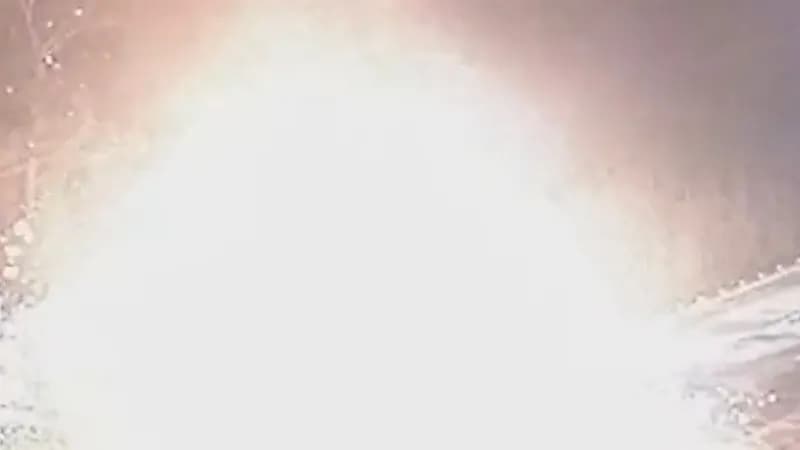 شاهد.. كرات نار تنفجر في الهواء وتسقط على المواطنين بسبب انفجار سيارة