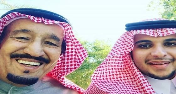 صورة عفوية تجمع خادم الحرمين الشريفين بابن أخيه