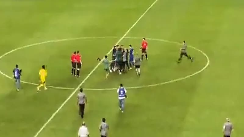 شاهد.. مشادة بين أعضاء فريقي النصر والهلال بعد نهاية المباراة