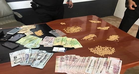 القبض على مواطن حاول الهروب بـ 922 حبة مخدرة من نقطة تفتيش بعسير