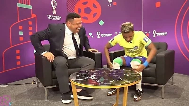 رودريغو يمسح على أقدام الظاهرة رونالدو ليأخذ من قوته (صورة)