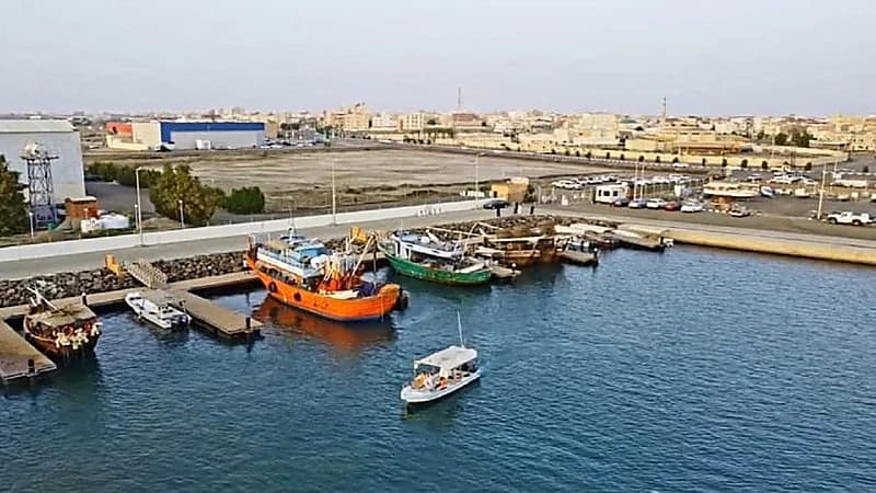 ضبط مراكب صيد أفرغت زيوتًا بمرفأ الصيادين بالقنفذة