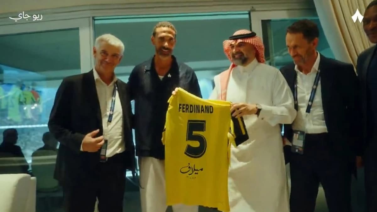 الاتحاد يهدي ريو فيرديناند قميص النادي في كلاسيكو الهلال .. فيديو