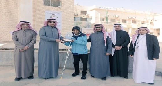 تكريم معلم واصل التدريس بـ " عكاز " في معهد العاصمة النموذجي