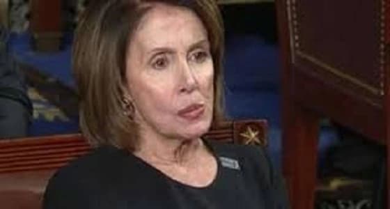 بالفيديو.. زعيمة الديمقراطييين متجهمة وتنظف أسنانها أثناء خطاب ترامب