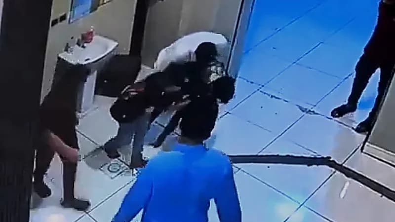 مواطن يُنقذ طفلاً من الموت اختناقًا في أبها .. فيديو