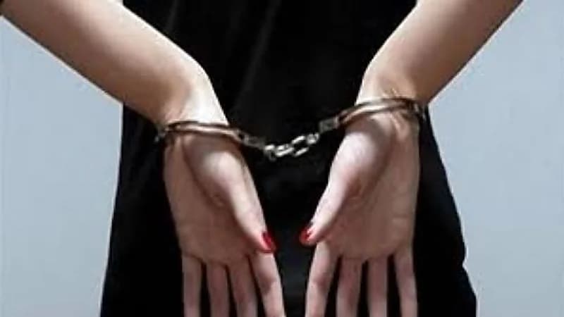 حبس مذيعة شهيرة لاتهامها بسرقة ماكياج وإكسسوارات