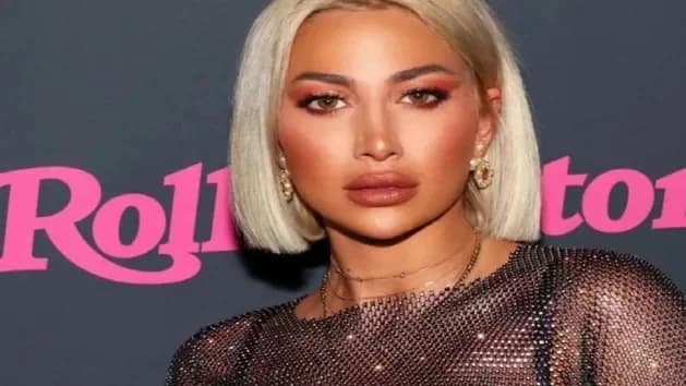 مودل روز تحتفل بوضع صورتها على مجلة فوغ