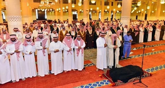 بالصور.. أمير الرياض يؤدي صلاة الميت على والدة الأمير فيصل بن فهد بن محمد بن عبدالعزيز