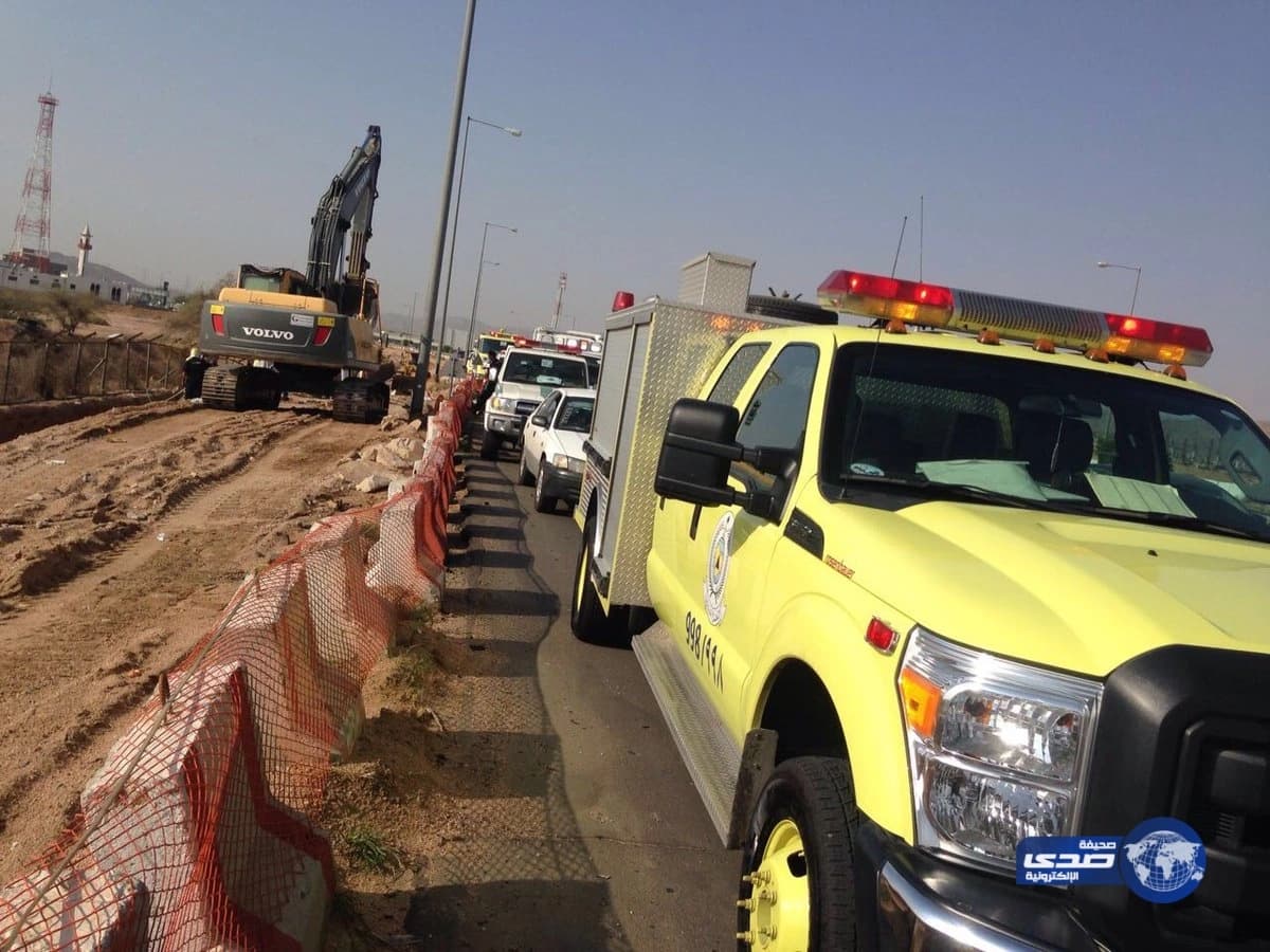 بالصور.. إصابة شخص سقط بسيارته داخل حفريات بالطائف