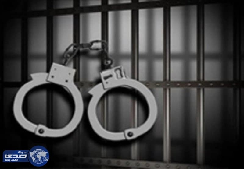 أمن الطرق بالطائف يضبط 200 ألف ريال ومسدس بحوزة مطلوب لمكافحة المخدرات