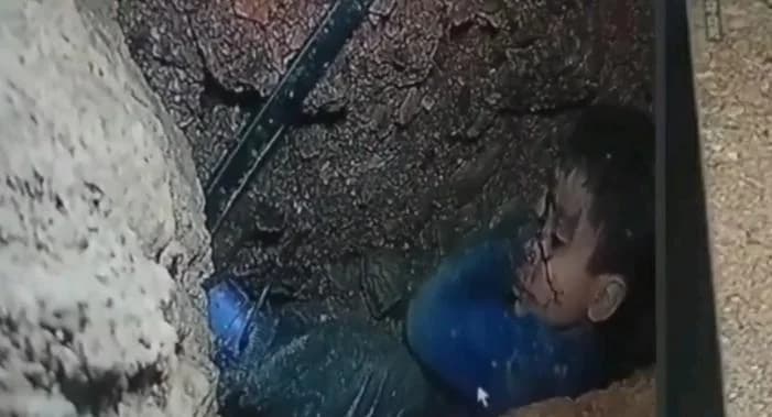 بالفيديو.. مأساة طفل سقط في بئر عميق