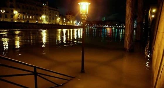 استمرار فيضان " السين " يعطل حياة الباريسيين