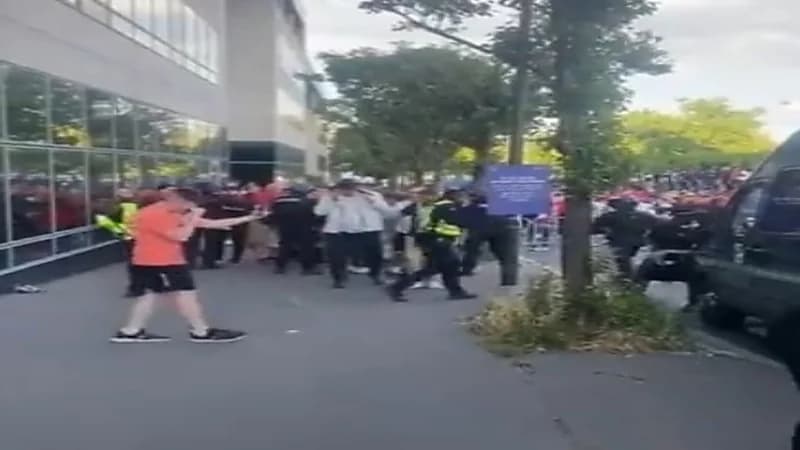 شاهد.. فوضى خارج ملعب سان دوني في باريس بعد إطلاق الغاز المسيل للدموع