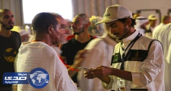 مرشد " شاب " يساعد معتمر بعد تهشم نظارته الطبية