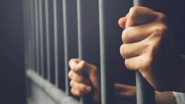انتهاء علاقة محرمة بين عجوز و3 شبان بجريمة
