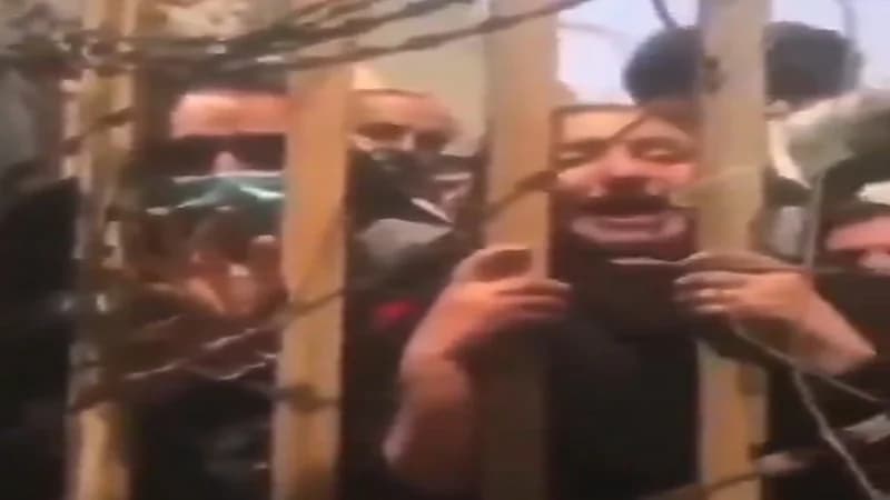 شاهد.. فتاة أفغانية تتوسل جنود أمريكا في مطار كابل