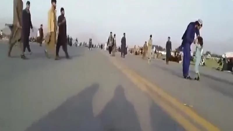 شاهد.. فتيات يغنين في مطار كابل قبيل المغادرة:" أنت عشقي يا وطني ولا طعم للحياة من دونك"