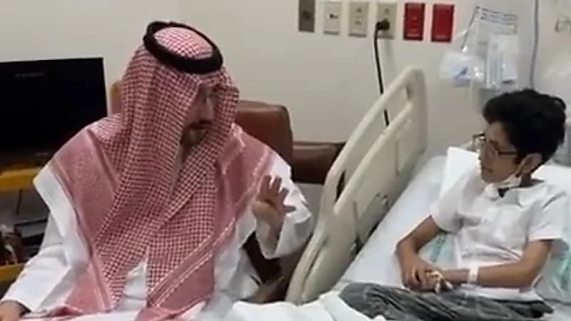 بالفيديو.. الأمير عبدالإله بن عبدالرحمن يزور الطفل اليامي "محارب الأمراض"