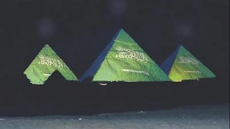 الأهرامات المصرية تضيء براية التوحيد احتفالا باليوم الوطني 91