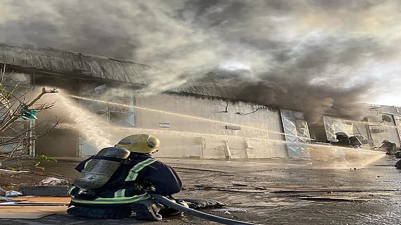 اندلاع حريق في ورشة نجارة بالرياض.. صور