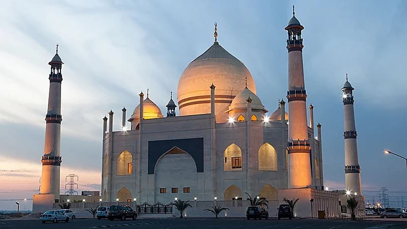 صورة..مؤذن يرفع الأذان بـ"شورت"‎ في الكويت