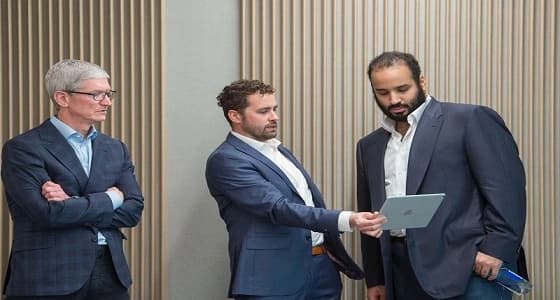 بالصور..ولي العهد يزور شركة "  آبل  "