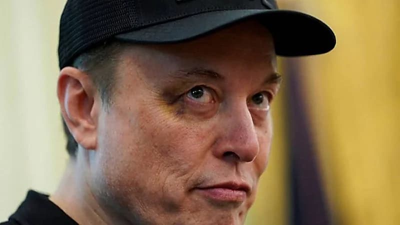 ماسك يكشف عن سبب ظهوره بعين سوداء