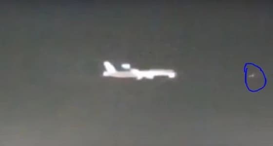 بالفيديو.. جسم غريب يسابق طائرة في بريطانيا