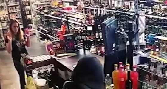 بالفيديو.. أم وابنتها تنتقمان من لص حاول سرقة متجرهما