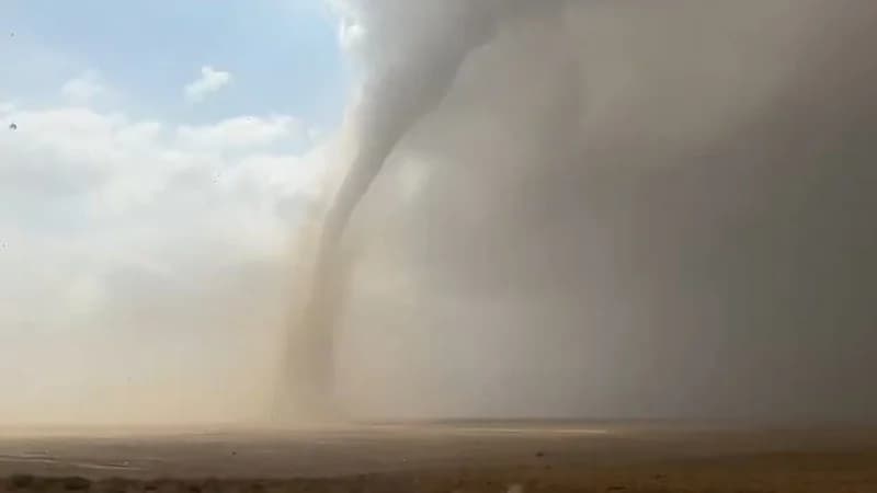 مشاهد ترصد "الإعصار القمعى" بجنوب مكة.. فيديو