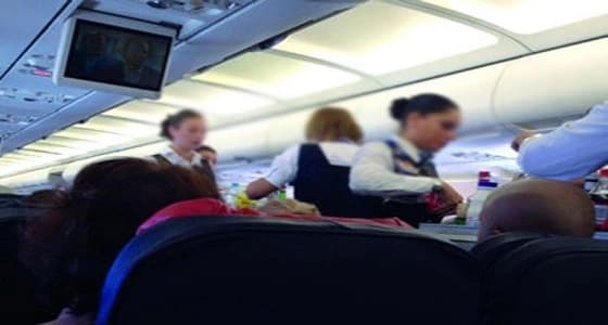 شاب يخلع ملابسه ويحاول معانقة مضيفة على متن رحلة خليجية