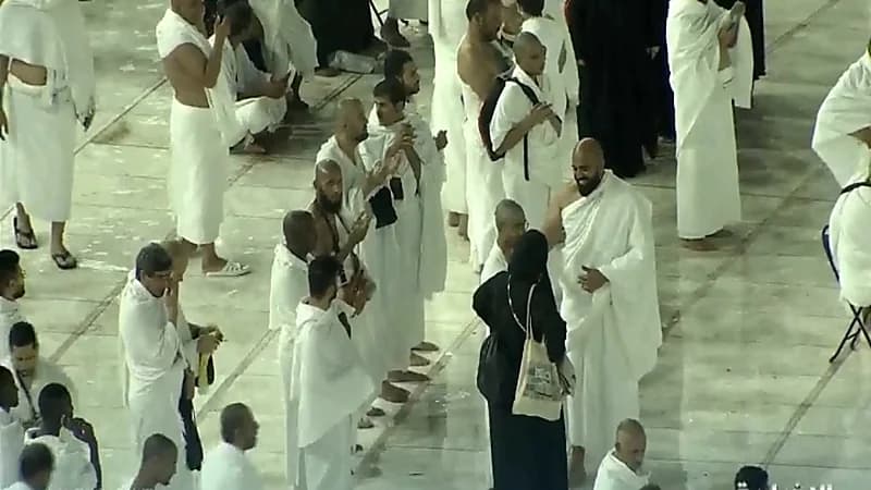 ‏بالفيديو.. المعتمرون يواصلون عباداتهم وسط هطول الأمطار