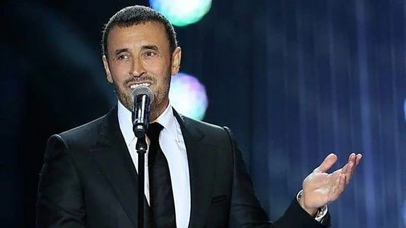 معجبة تطلب الزواج من كاظم الساهر في حفل غنائي بالقاهرة.. فيديو