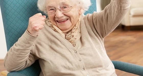 تسعينية تذهب في رحلة تطوعية لرعاية الأيتام